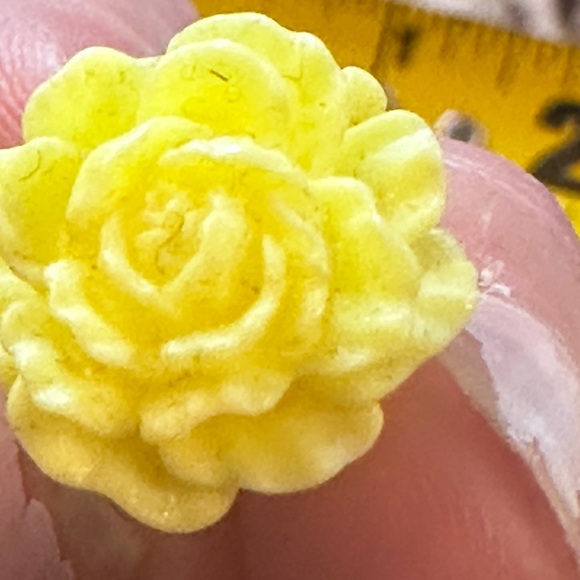 Adorable Vintage Yellow Floral Dainty Earrings Pierced - Picture 11 of 12